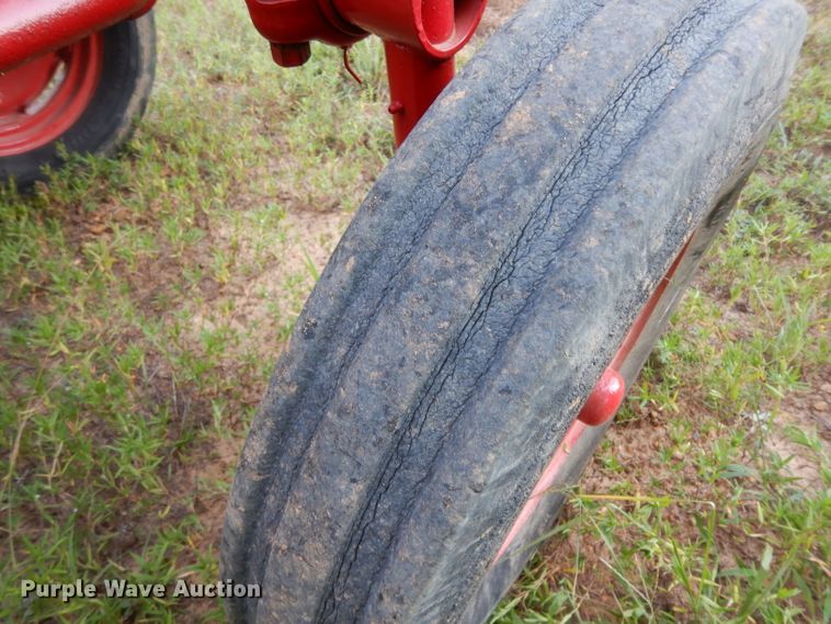 image for item DG6918 International 140  tractor