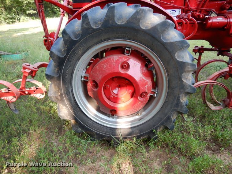 image for item DG6918 International 140  tractor