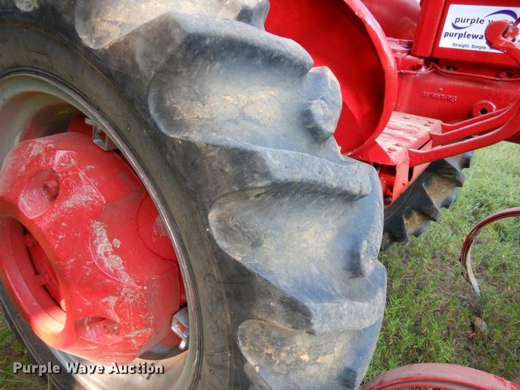 image for item DG6918 International 140  tractor