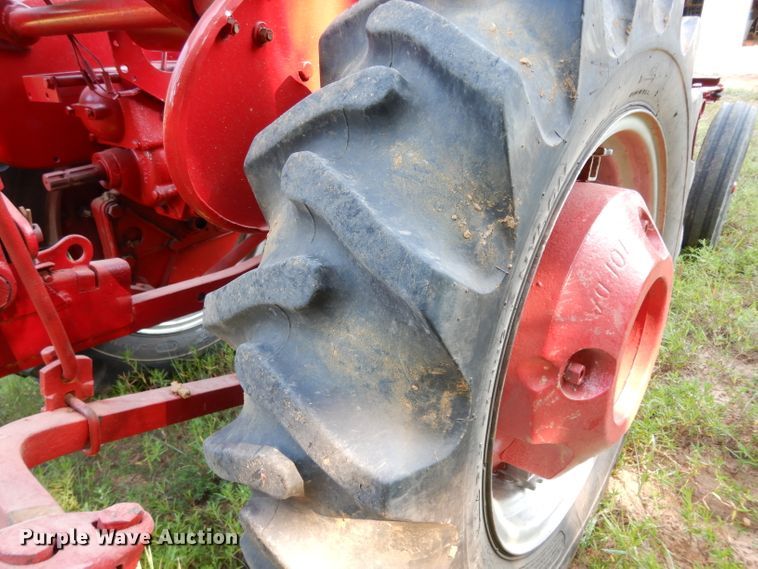 image for item DG6918 International 140  tractor