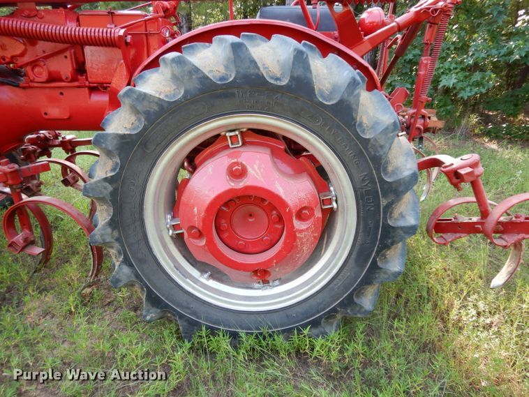 image for item DG6918 International 140  tractor