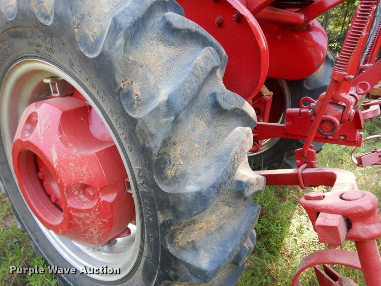 image for item DG6918 International 140  tractor