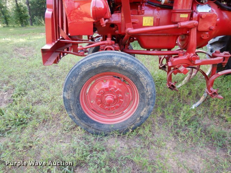 image for item DG6918 International 140  tractor