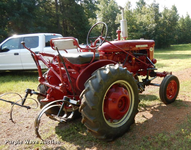 image for item DG6919 Farmall 140  tractor