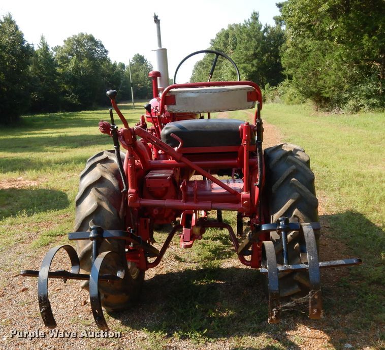 image for item DG6919 Farmall 140  tractor