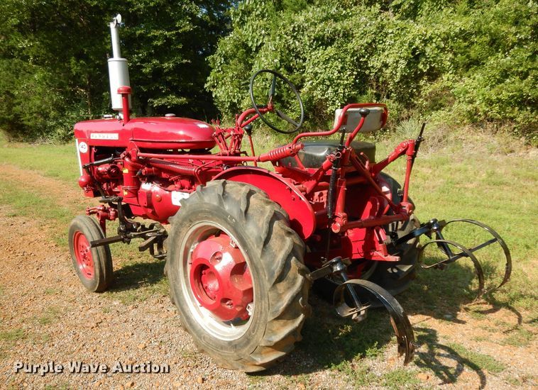 image for item DG6919 Farmall 140  tractor