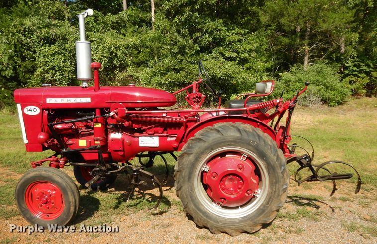 image for item DG6919 Farmall 140  tractor