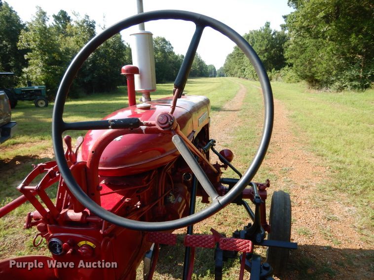 image for item DG6919 Farmall 140  tractor