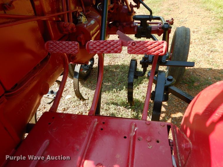 image for item DG6919 Farmall 140  tractor