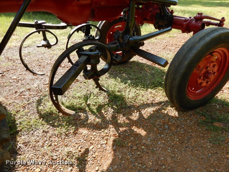 image for item DG6919 Farmall 140  tractor