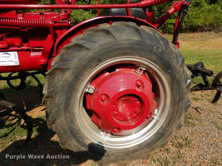 image for item DG6919 Farmall 140  tractor
