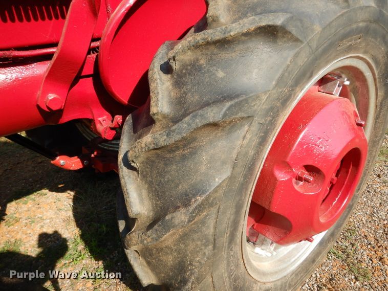 image for item DG6919 Farmall 140  tractor