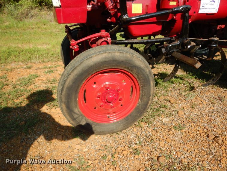 image for item DG6919 Farmall 140  tractor