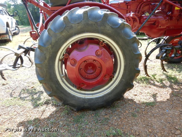 image for item DG6919 Farmall 140  tractor
