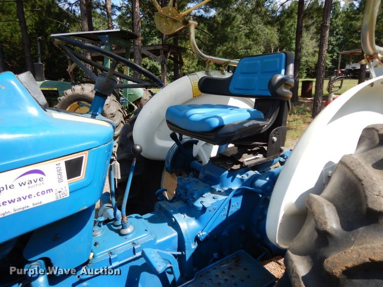 image for item DG6924 Ford 2910  tractor
