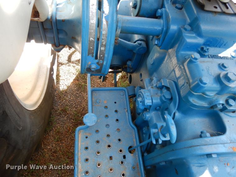 image for item DG6924 Ford 2910  tractor