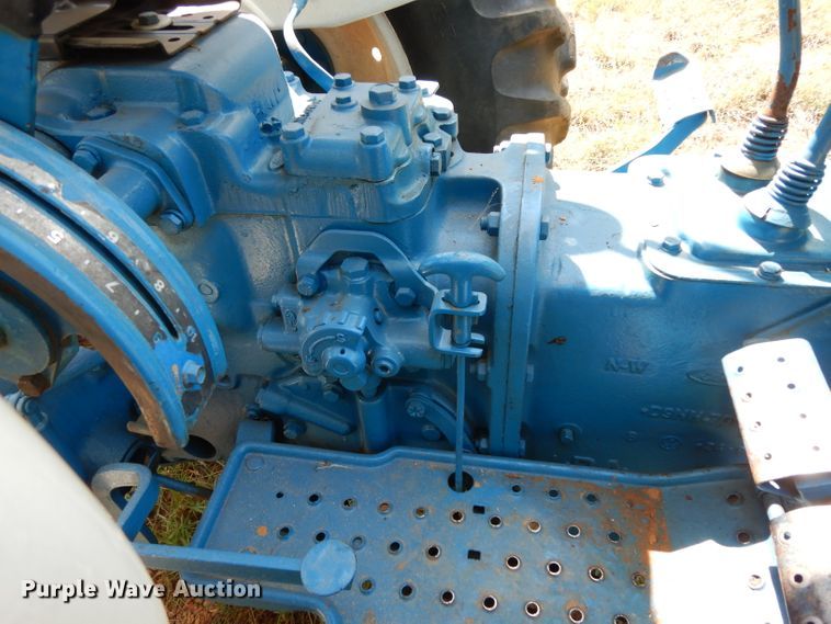 image for item DG6924 Ford 2910  tractor