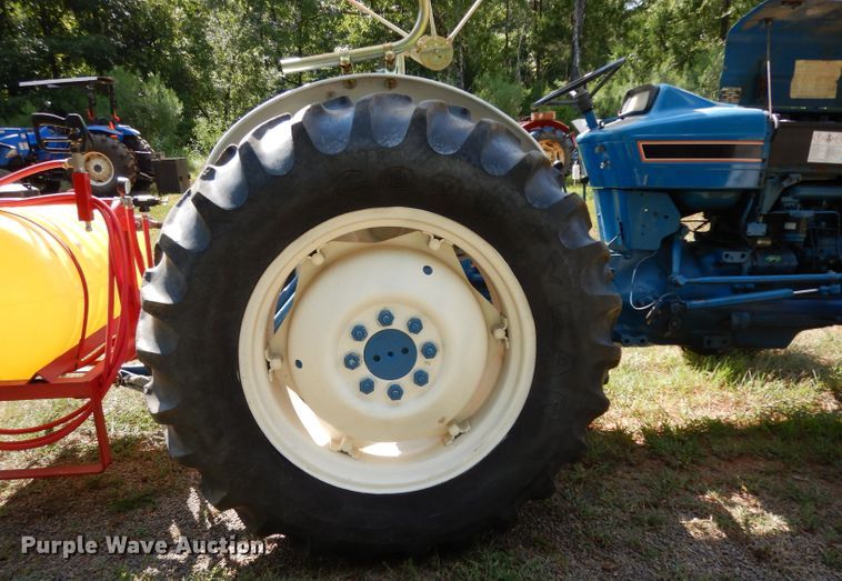 image for item DG6924 Ford 2910  tractor