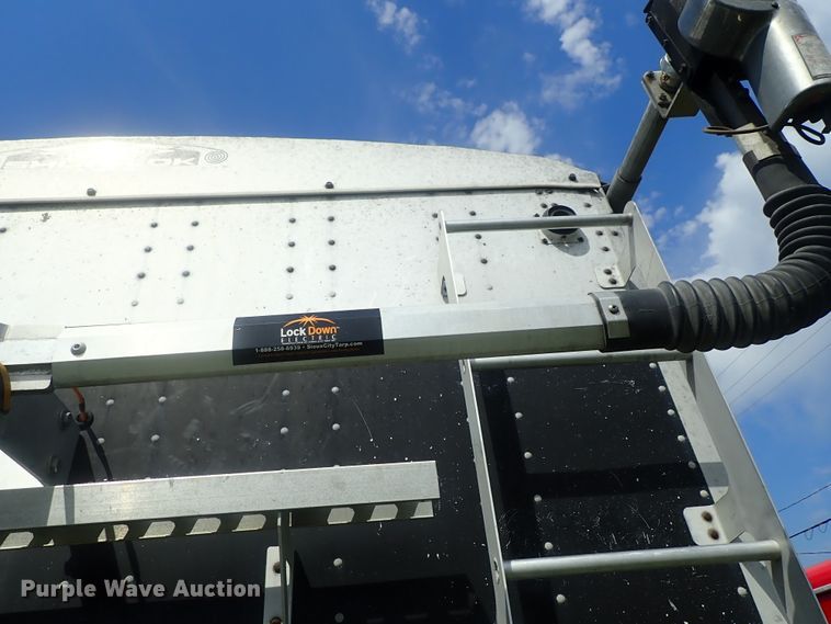 image for item DI4641 2003 Corn Husker Ultra-Lite double hopper bottom grain trailer