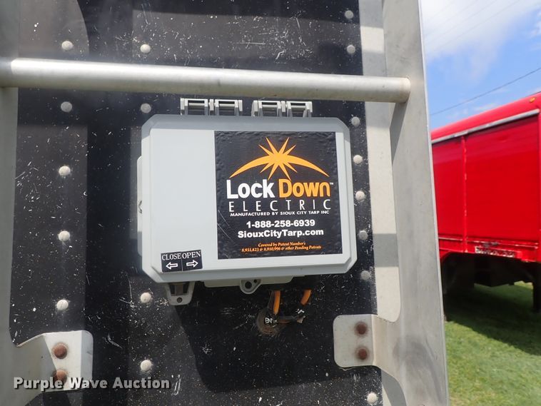 image for item DI4641 2003 Corn Husker Ultra-Lite double hopper bottom grain trailer