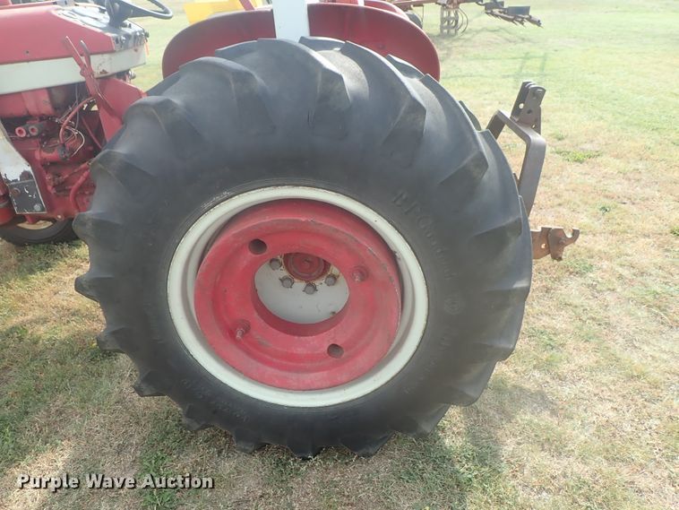 image for item DI4695 1964 International 606  tractor