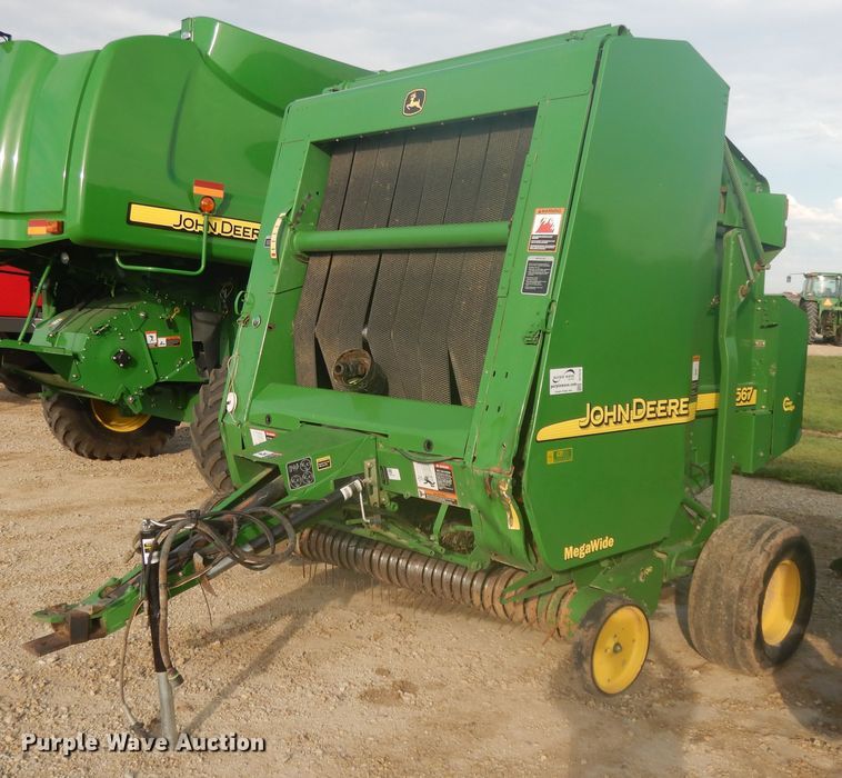 image for item DI7574 John Deere 567  round baler