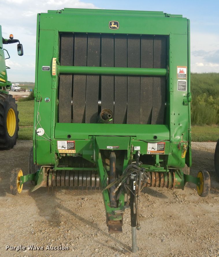 image for item DI7574 John Deere 567  round baler