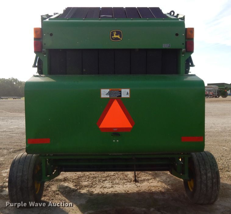image for item DI7574 John Deere 567  round baler