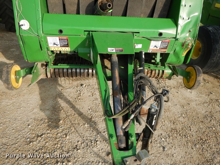 image for item DI7574 John Deere 567  round baler