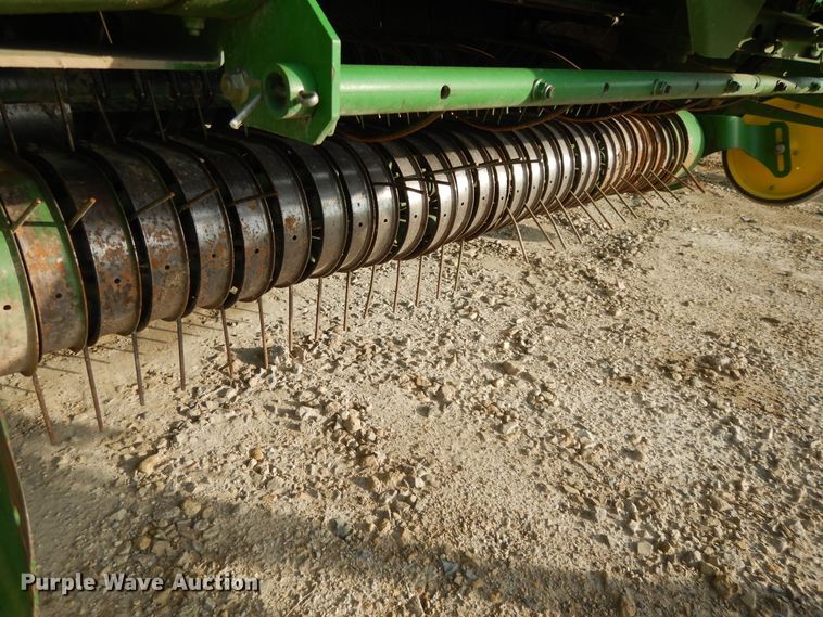 image for item DI7574 John Deere 567  round baler