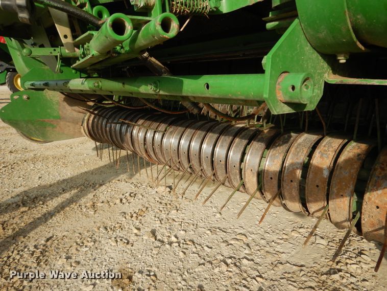 image for item DI7574 John Deere 567  round baler