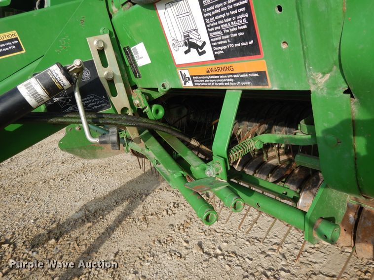 image for item DI7574 John Deere 567  round baler