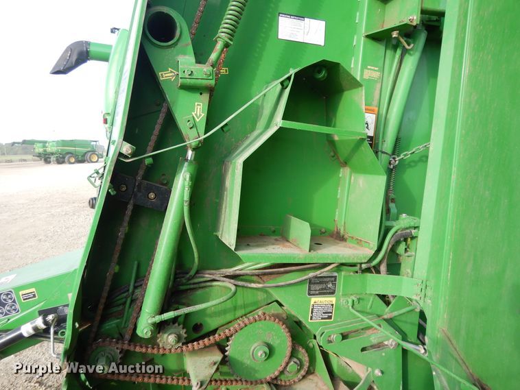 image for item DI7574 John Deere 567  round baler