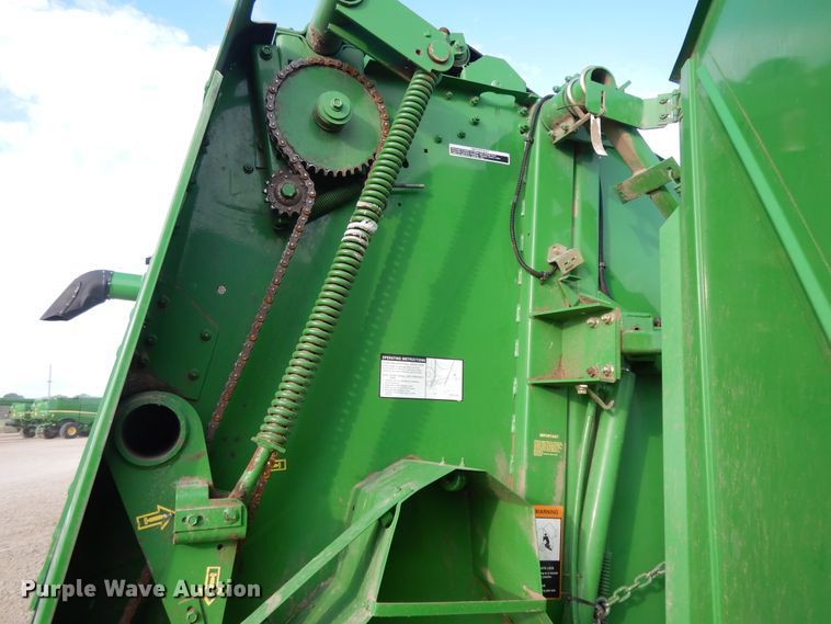 image for item DI7574 John Deere 567  round baler