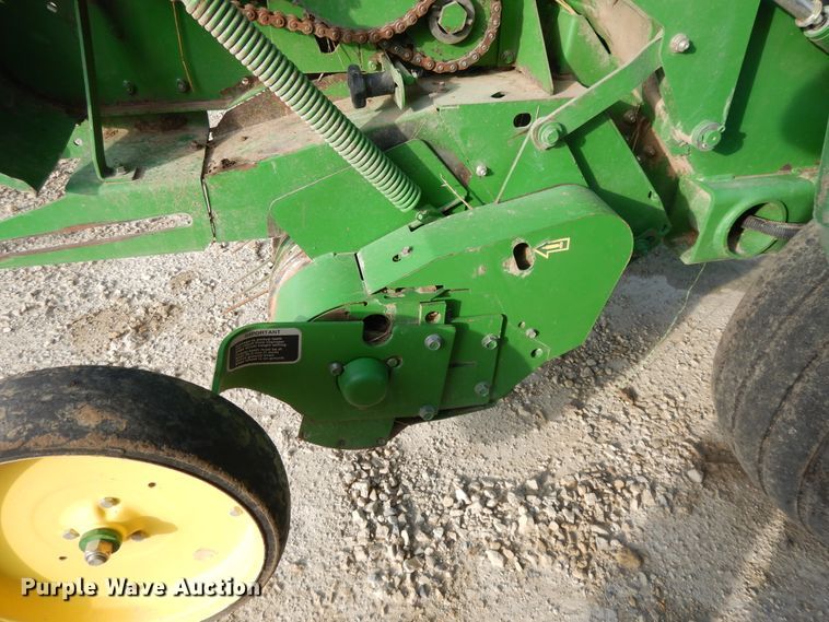 image for item DI7574 John Deere 567  round baler