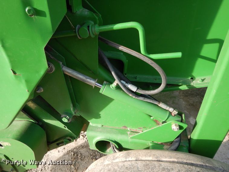 image for item DI7574 John Deere 567  round baler