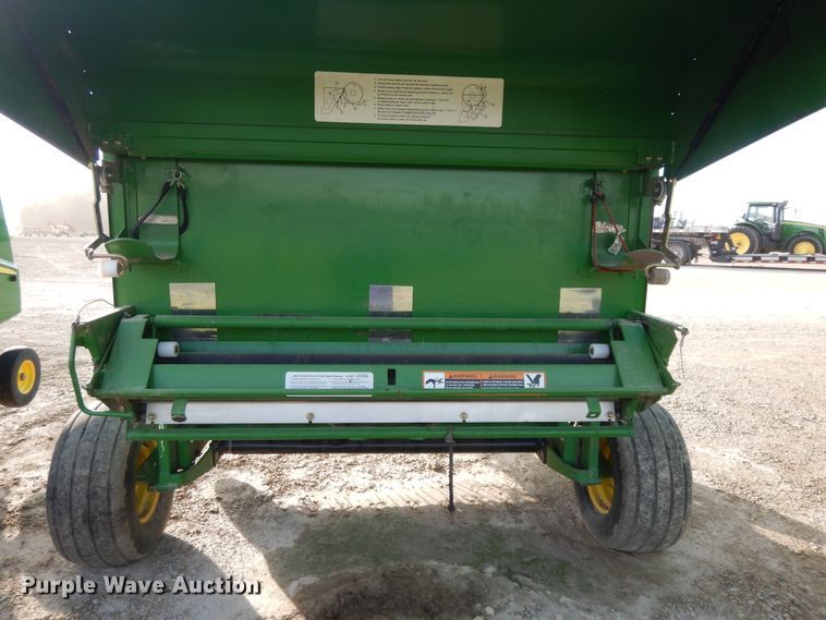 image for item DI7574 John Deere 567  round baler