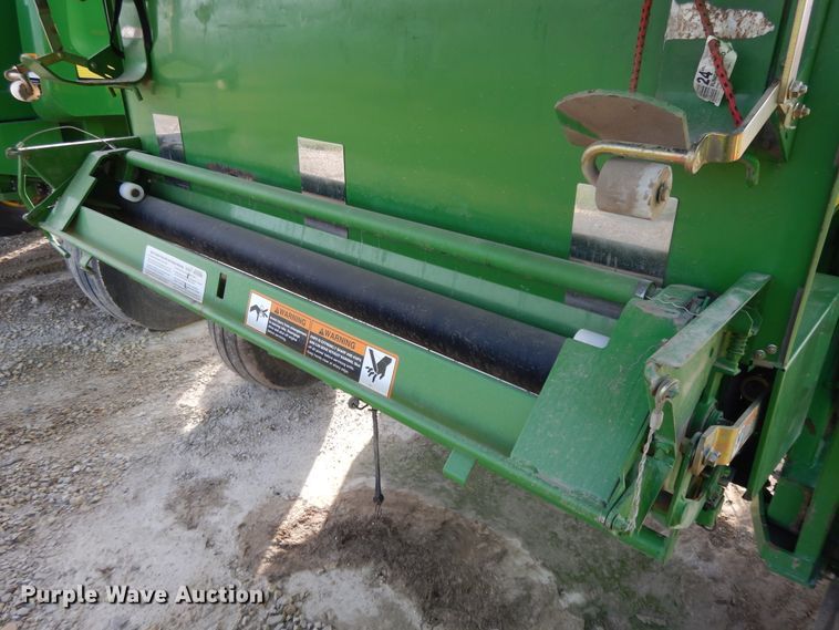 image for item DI7574 John Deere 567  round baler