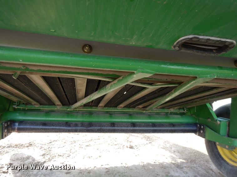 image for item DI7574 John Deere 567  round baler