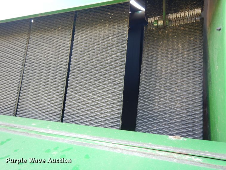 image for item DI7574 John Deere 567  round baler