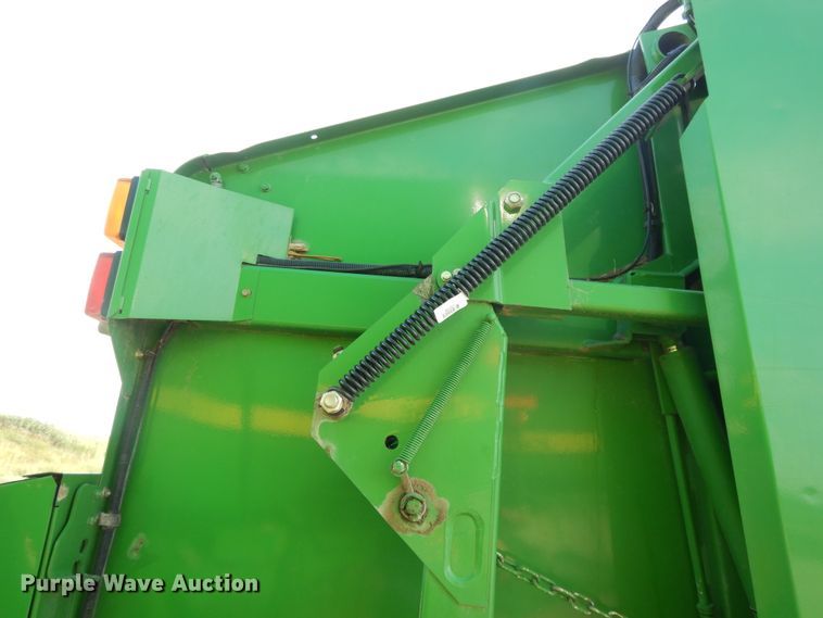 image for item DI7574 John Deere 567  round baler