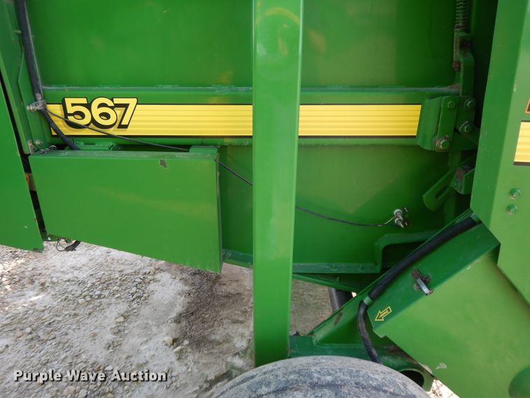 image for item DI7574 John Deere 567  round baler