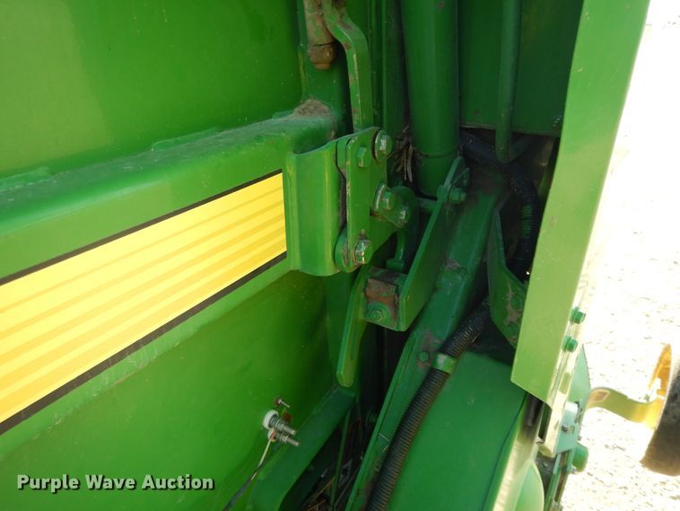 image for item DI7574 John Deere 567  round baler