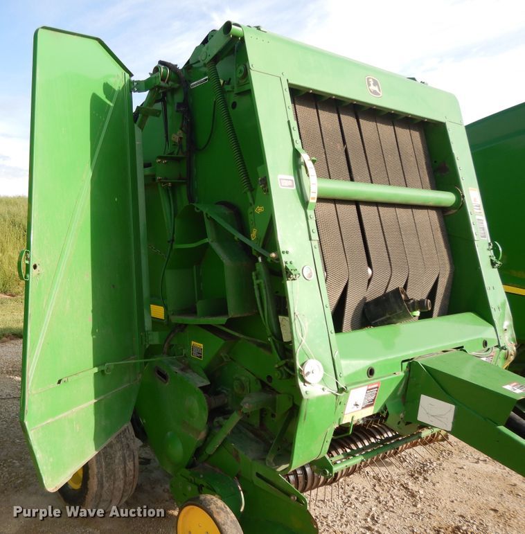 image for item DI7574 John Deere 567  round baler