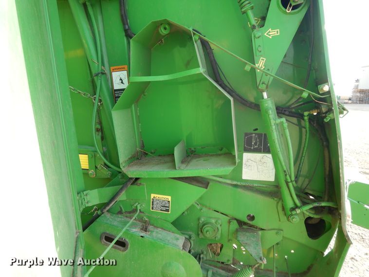 image for item DI7574 John Deere 567  round baler