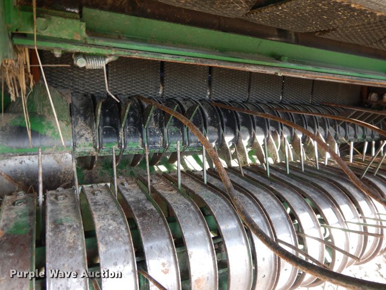 image for item DI7574 John Deere 567  round baler