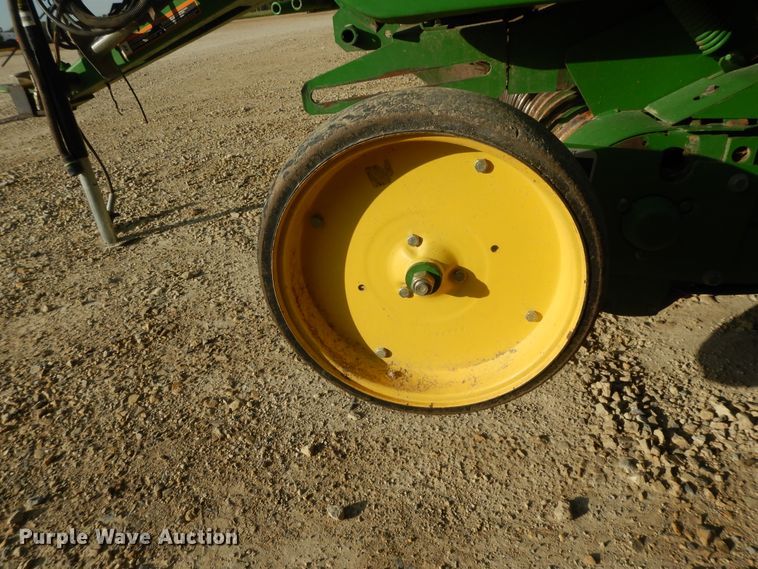 image for item DI7574 John Deere 567  round baler