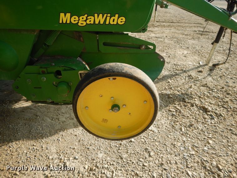 image for item DI7574 John Deere 567  round baler