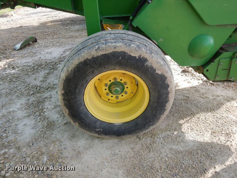 image for item DI7574 John Deere 567  round baler