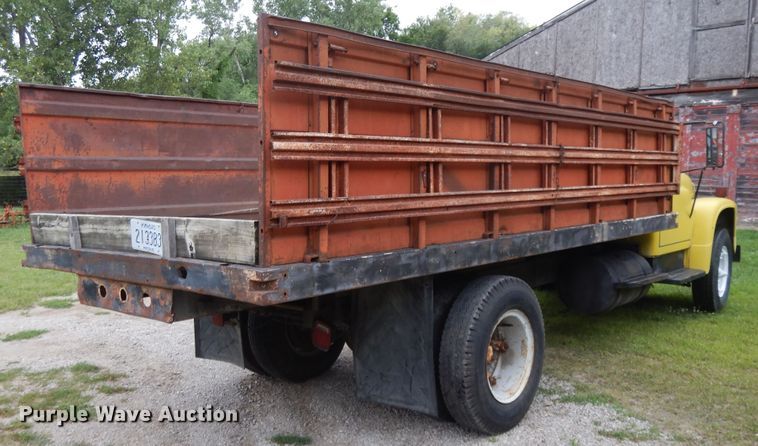 image for item DJ3482 1973 International Loadstar 1600  grain truck